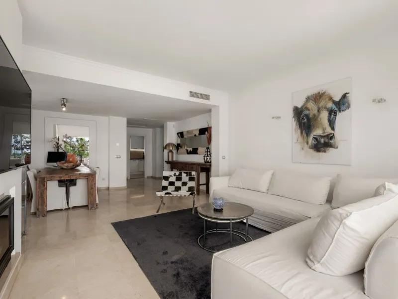Situated in a quiet residential area of Nueva Andalucia's Golf Valley, this luxurious and sought-after gated development offers immaculate grounds, a large communal pool and a superb Southerly orientation as well as stunning panoramic sea views.