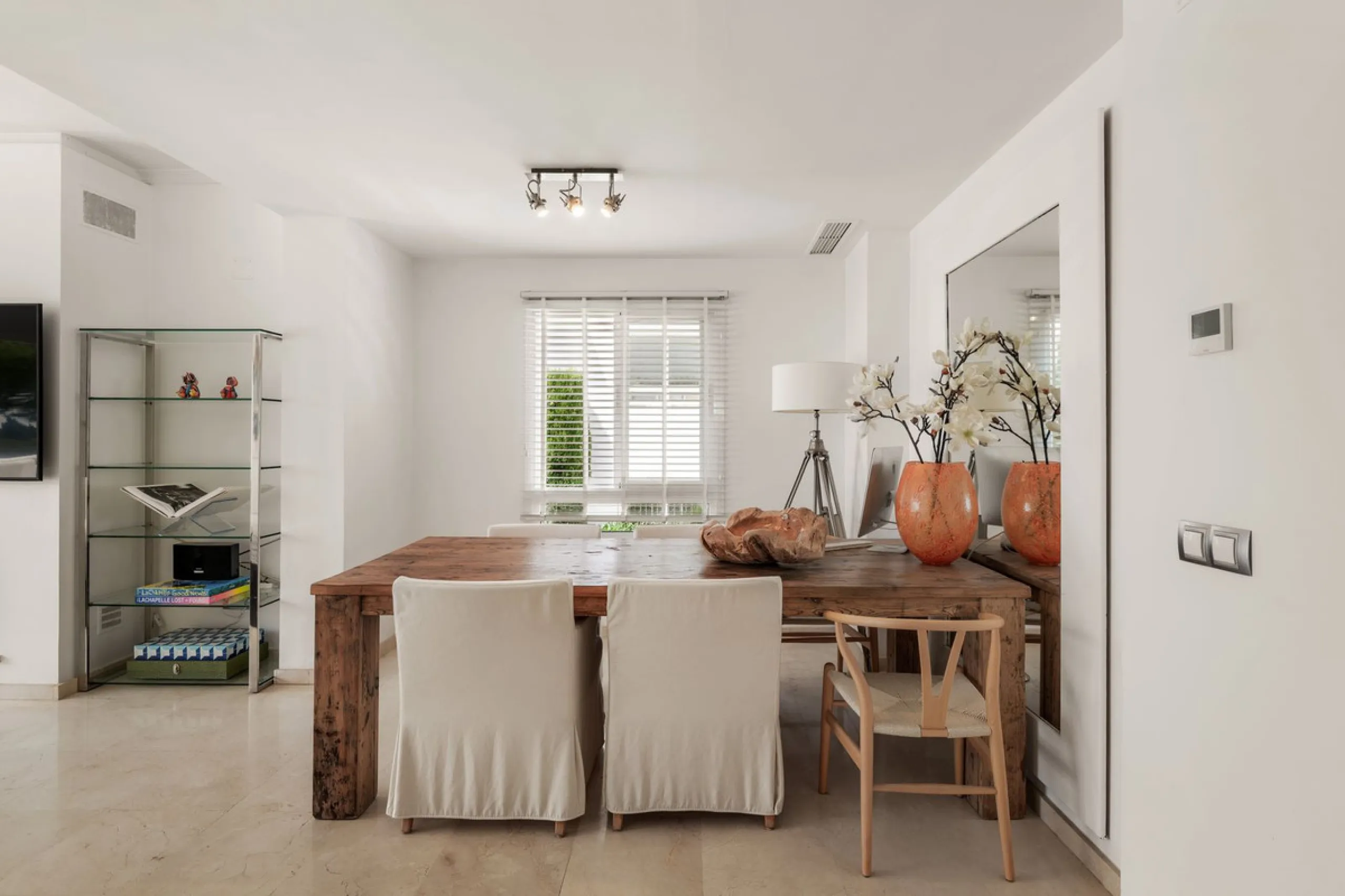 Situated in a quiet residential area of Nueva Andalucia's Golf Valley, this luxurious and sought-after gated development offers immaculate grounds, a large communal pool and a superb Southerly orientation as well as stunning panoramic sea views.