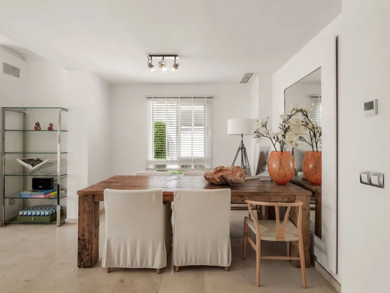 Situated in a quiet residential area of Nueva Andalucia's Golf Valley, this luxurious and sought-after gated development offers immaculate grounds, a large communal pool and a superb Southerly orientation as well as stunning panoramic sea views.
