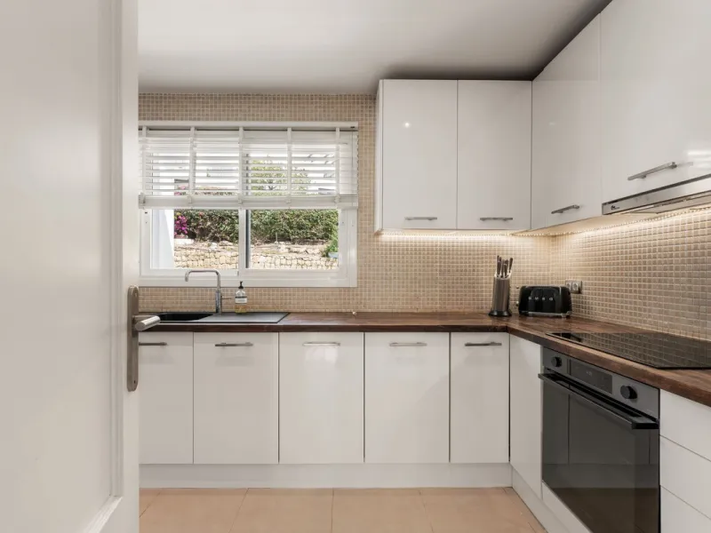 Situated in a quiet residential area of Nueva Andalucia's Golf Valley, this luxurious and sought-after gated development offers immaculate grounds, a large communal pool and a superb Southerly orientation as well as stunning panoramic sea views.
