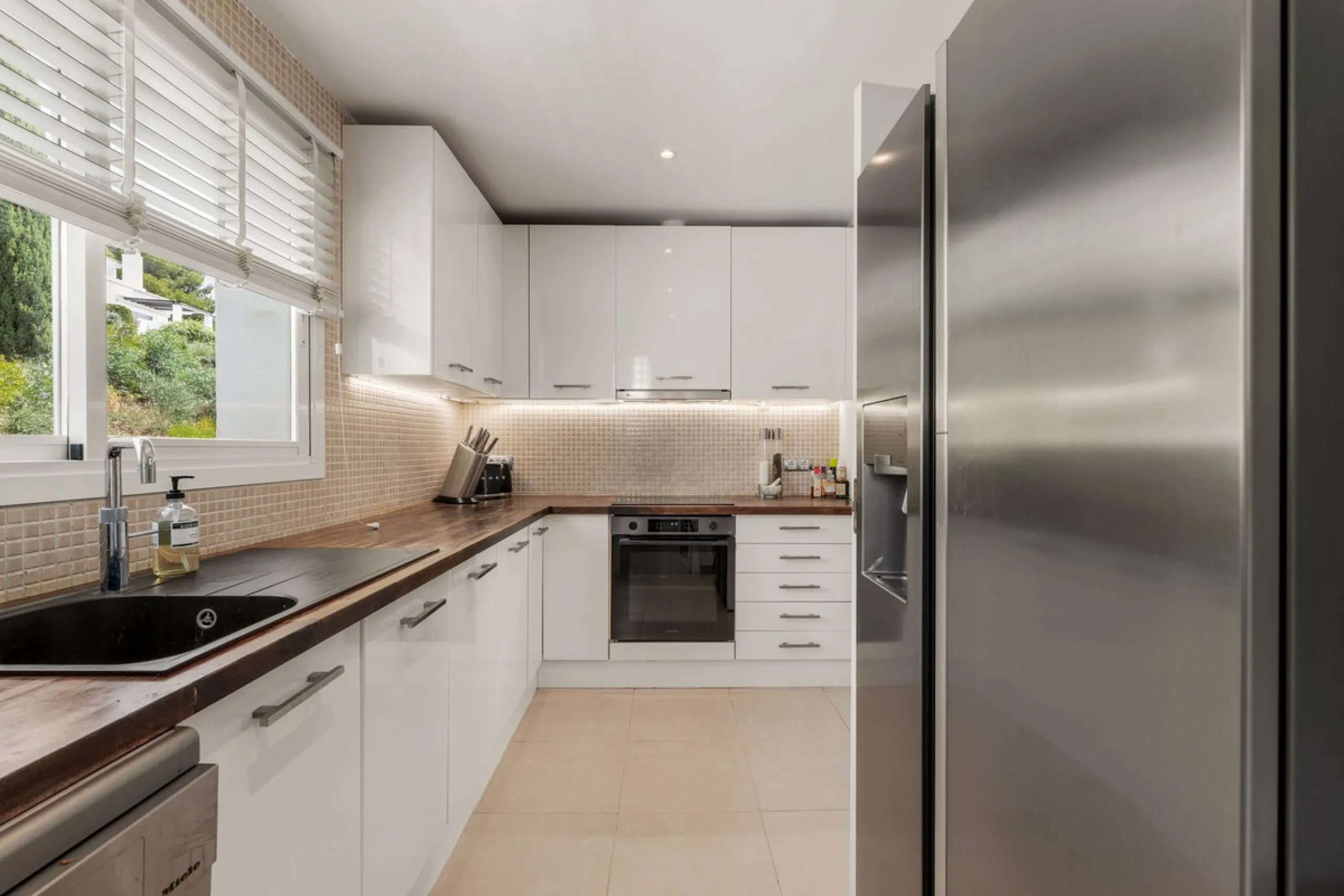 Situated in a quiet residential area of Nueva Andalucia's Golf Valley, this luxurious and sought-after gated development offers immaculate grounds, a large communal pool and a superb Southerly orientation as well as stunning panoramic sea views.