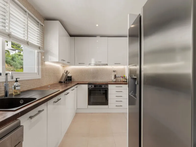 Situated in a quiet residential area of Nueva Andalucia's Golf Valley, this luxurious and sought-after gated development offers immaculate grounds, a large communal pool and a superb Southerly orientation as well as stunning panoramic sea views.