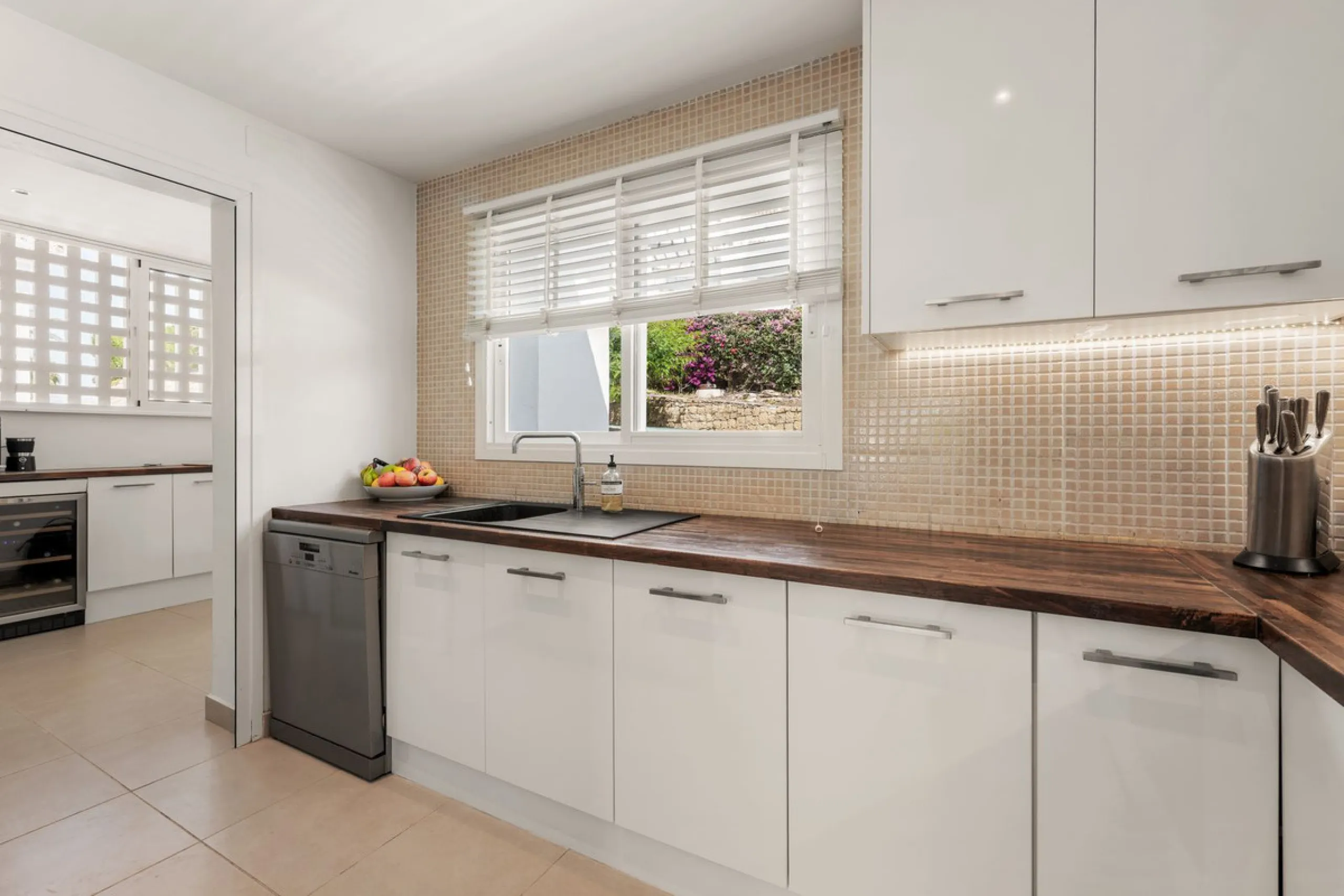 Situated in a quiet residential area of Nueva Andalucia's Golf Valley, this luxurious and sought-after gated development offers immaculate grounds, a large communal pool and a superb Southerly orientation as well as stunning panoramic sea views.
