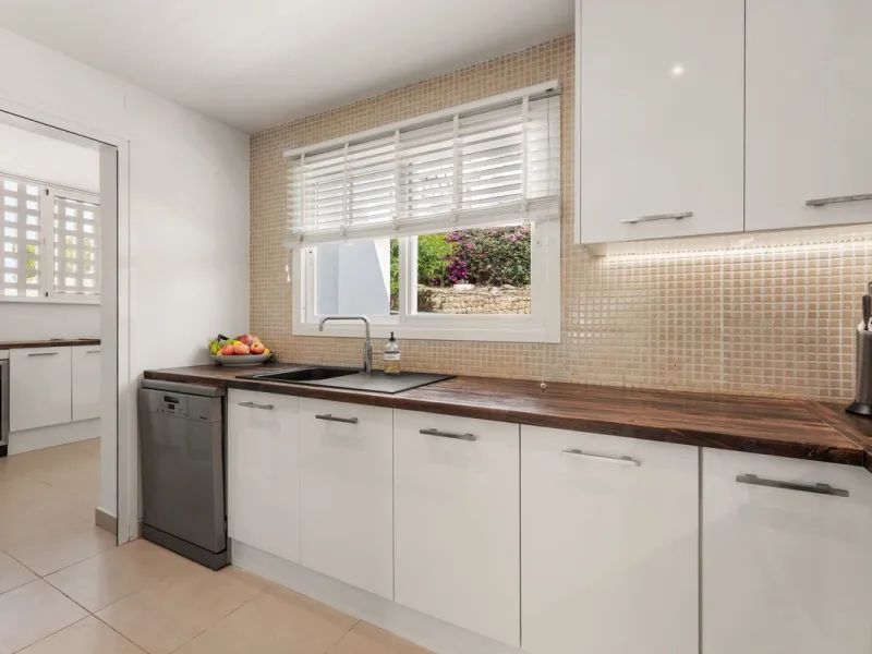 Situated in a quiet residential area of Nueva Andalucia's Golf Valley, this luxurious and sought-after gated development offers immaculate grounds, a large communal pool and a superb Southerly orientation as well as stunning panoramic sea views.