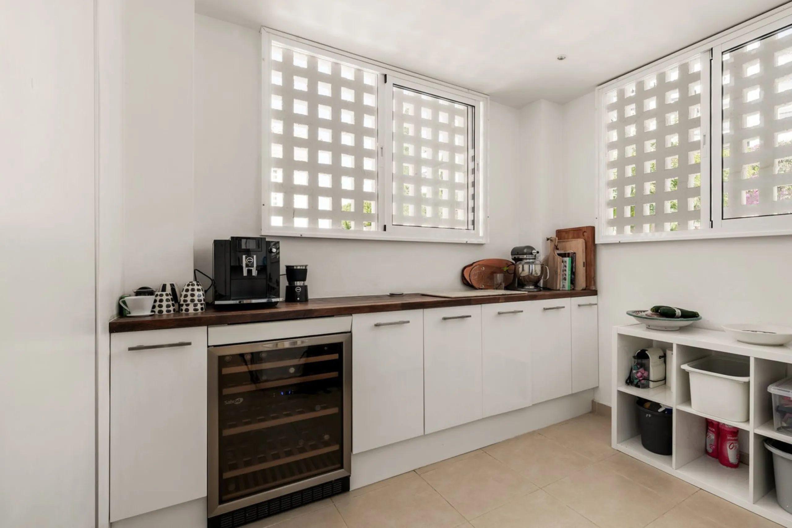Situated in a quiet residential area of Nueva Andalucia's Golf Valley, this luxurious and sought-after gated development offers immaculate grounds, a large communal pool and a superb Southerly orientation as well as stunning panoramic sea views.