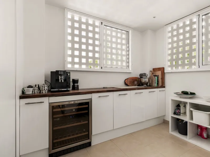 Situated in a quiet residential area of Nueva Andalucia's Golf Valley, this luxurious and sought-after gated development offers immaculate grounds, a large communal pool and a superb Southerly orientation as well as stunning panoramic sea views.