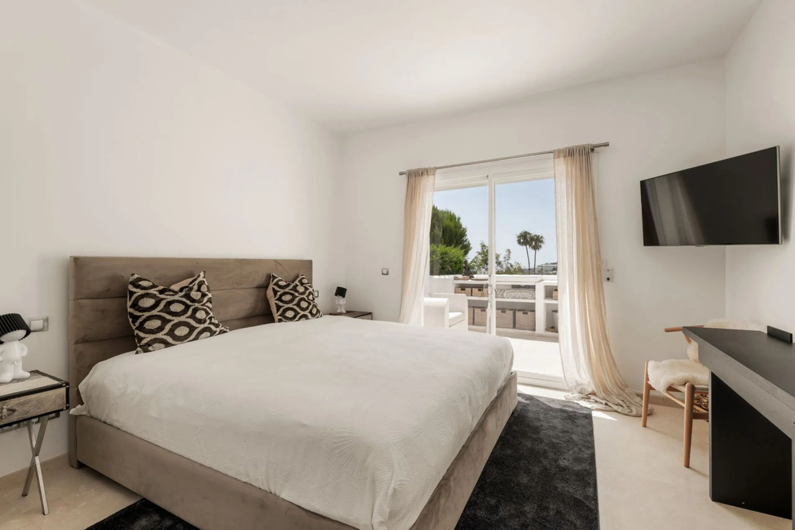 Situated in a quiet residential area of Nueva Andalucia's Golf Valley, this luxurious and sought-after gated development offers immaculate grounds, a large communal pool and a superb Southerly orientation as well as stunning panoramic sea views.