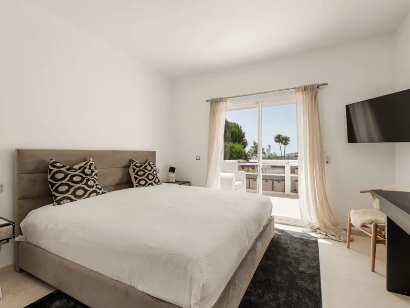 Situated in a quiet residential area of Nueva Andalucia's Golf Valley, this luxurious and sought-after gated development offers immaculate grounds, a large communal pool and a superb Southerly orientation as well as stunning panoramic sea views.