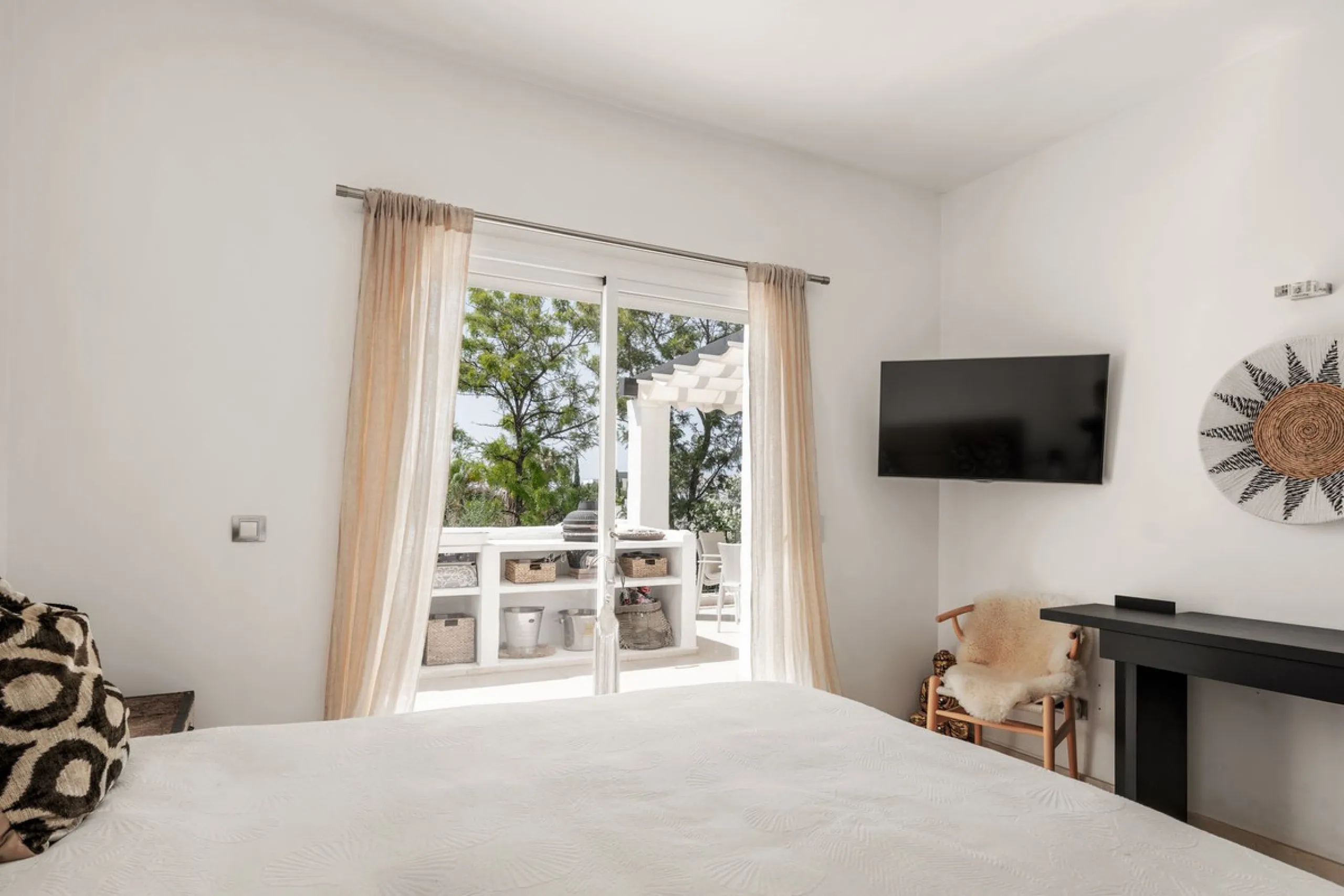 Situated in a quiet residential area of Nueva Andalucia's Golf Valley, this luxurious and sought-after gated development offers immaculate grounds, a large communal pool and a superb Southerly orientation as well as stunning panoramic sea views.