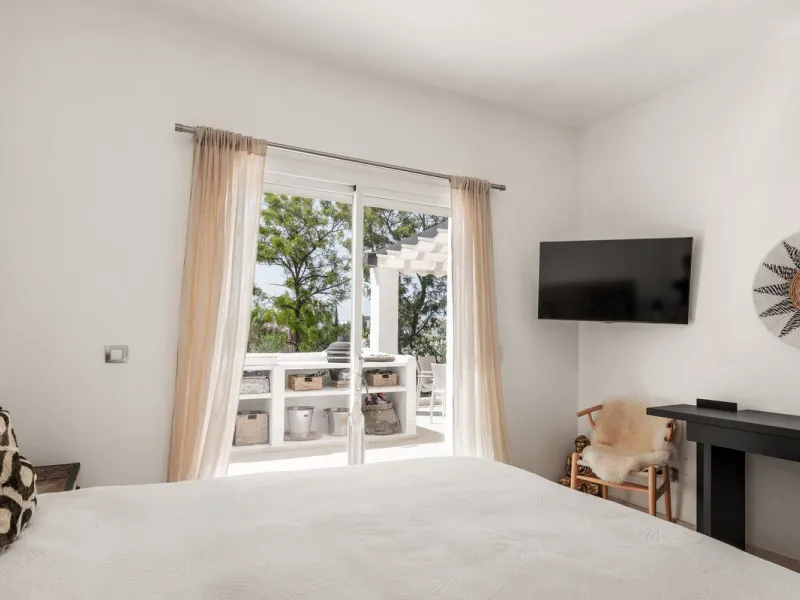 Situated in a quiet residential area of Nueva Andalucia's Golf Valley, this luxurious and sought-after gated development offers immaculate grounds, a large communal pool and a superb Southerly orientation as well as stunning panoramic sea views.