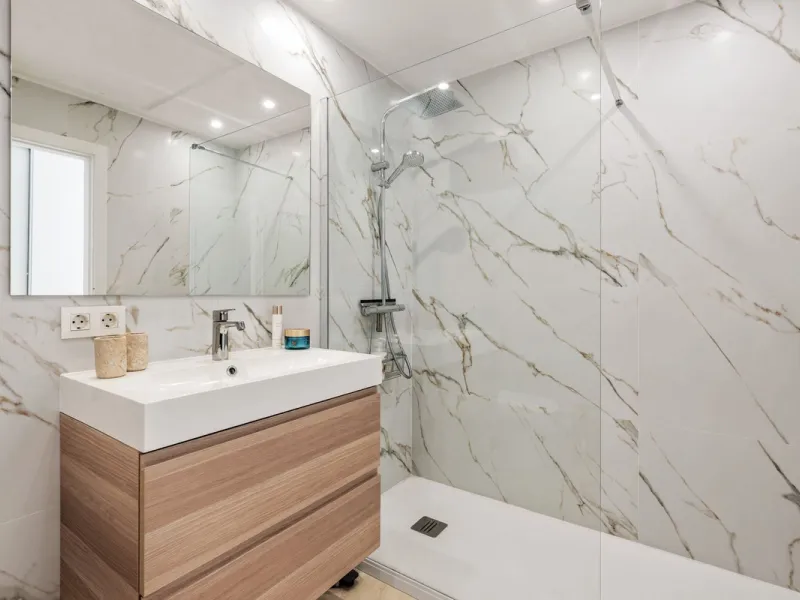 Situated in a quiet residential area of Nueva Andalucia's Golf Valley, this luxurious and sought-after gated development offers immaculate grounds, a large communal pool and a superb Southerly orientation as well as stunning panoramic sea views.