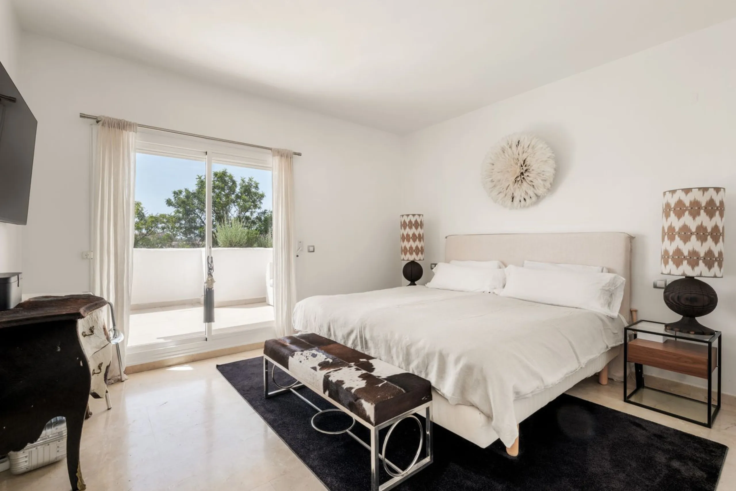 Situated in a quiet residential area of Nueva Andalucia's Golf Valley, this luxurious and sought-after gated development offers immaculate grounds, a large communal pool and a superb Southerly orientation as well as stunning panoramic sea views.