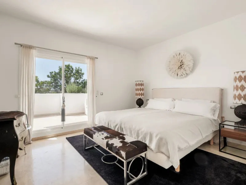 Situated in a quiet residential area of Nueva Andalucia's Golf Valley, this luxurious and sought-after gated development offers immaculate grounds, a large communal pool and a superb Southerly orientation as well as stunning panoramic sea views.