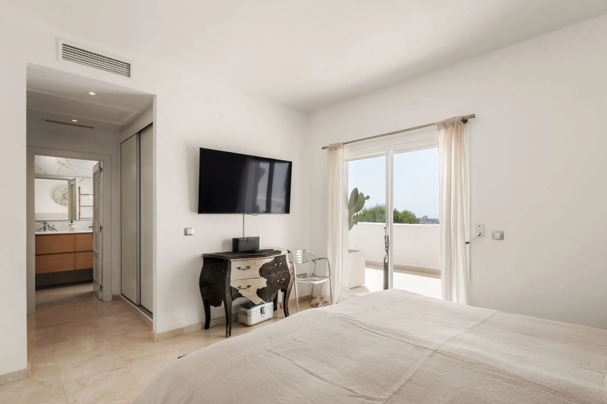 Situated in a quiet residential area of Nueva Andalucia's Golf Valley, this luxurious and sought-after gated development offers immaculate grounds, a large communal pool and a superb Southerly orientation as well as stunning panoramic sea views.