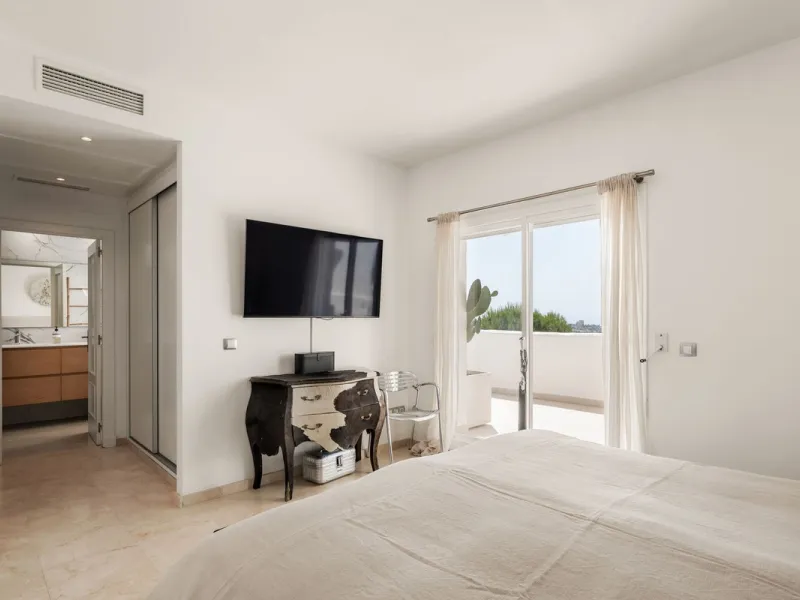 Situated in a quiet residential area of Nueva Andalucia's Golf Valley, this luxurious and sought-after gated development offers immaculate grounds, a large communal pool and a superb Southerly orientation as well as stunning panoramic sea views.