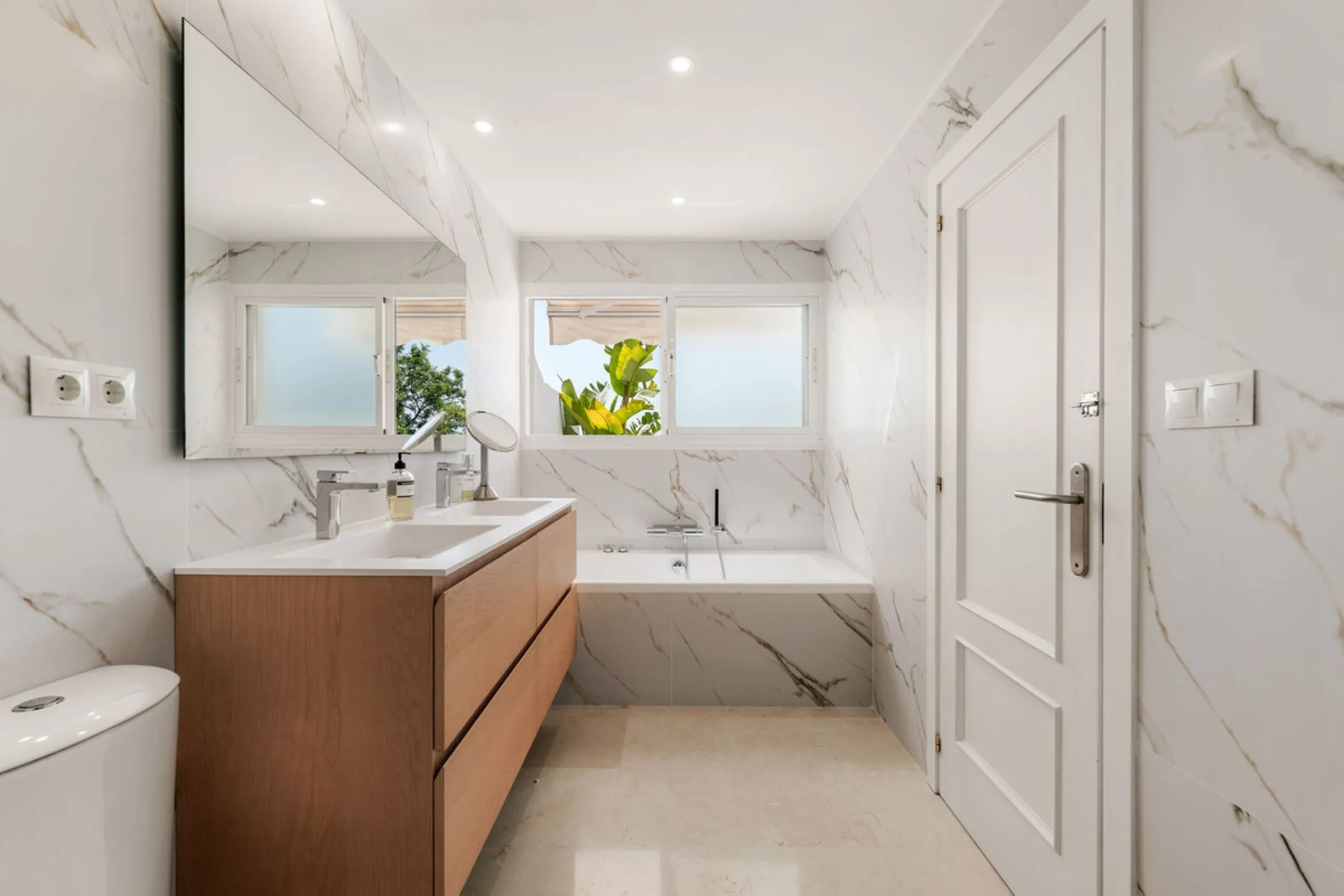 Situated in a quiet residential area of Nueva Andalucia's Golf Valley, this luxurious and sought-after gated development offers immaculate grounds, a large communal pool and a superb Southerly orientation as well as stunning panoramic sea views.