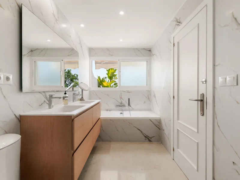 Situated in a quiet residential area of Nueva Andalucia's Golf Valley, this luxurious and sought-after gated development offers immaculate grounds, a large communal pool and a superb Southerly orientation as well as stunning panoramic sea views.