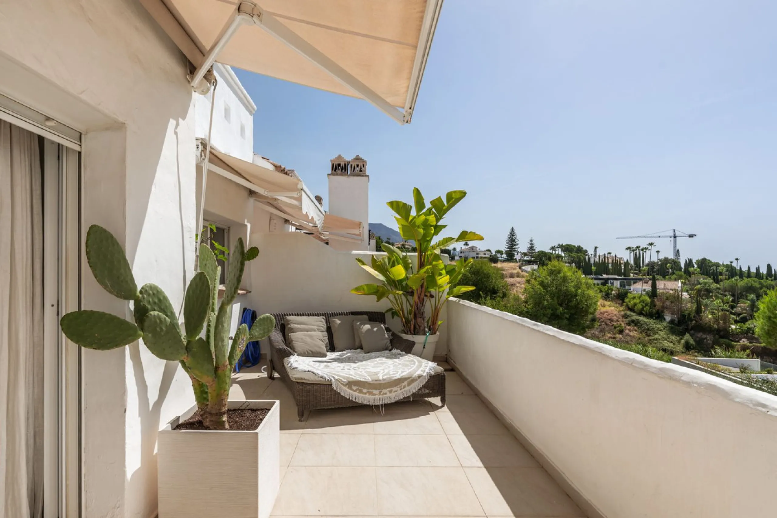 Situated in a quiet residential area of Nueva Andalucia's Golf Valley, this luxurious and sought-after gated development offers immaculate grounds, a large communal pool and a superb Southerly orientation as well as stunning panoramic sea views.