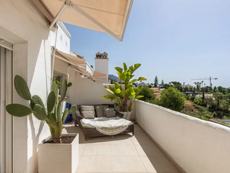 Situated in a quiet residential area of Nueva Andalucia's Golf Valley, this luxurious and sought-after gated development offers immaculate grounds, a large communal pool and a superb Southerly orientation as well as stunning panoramic sea views.