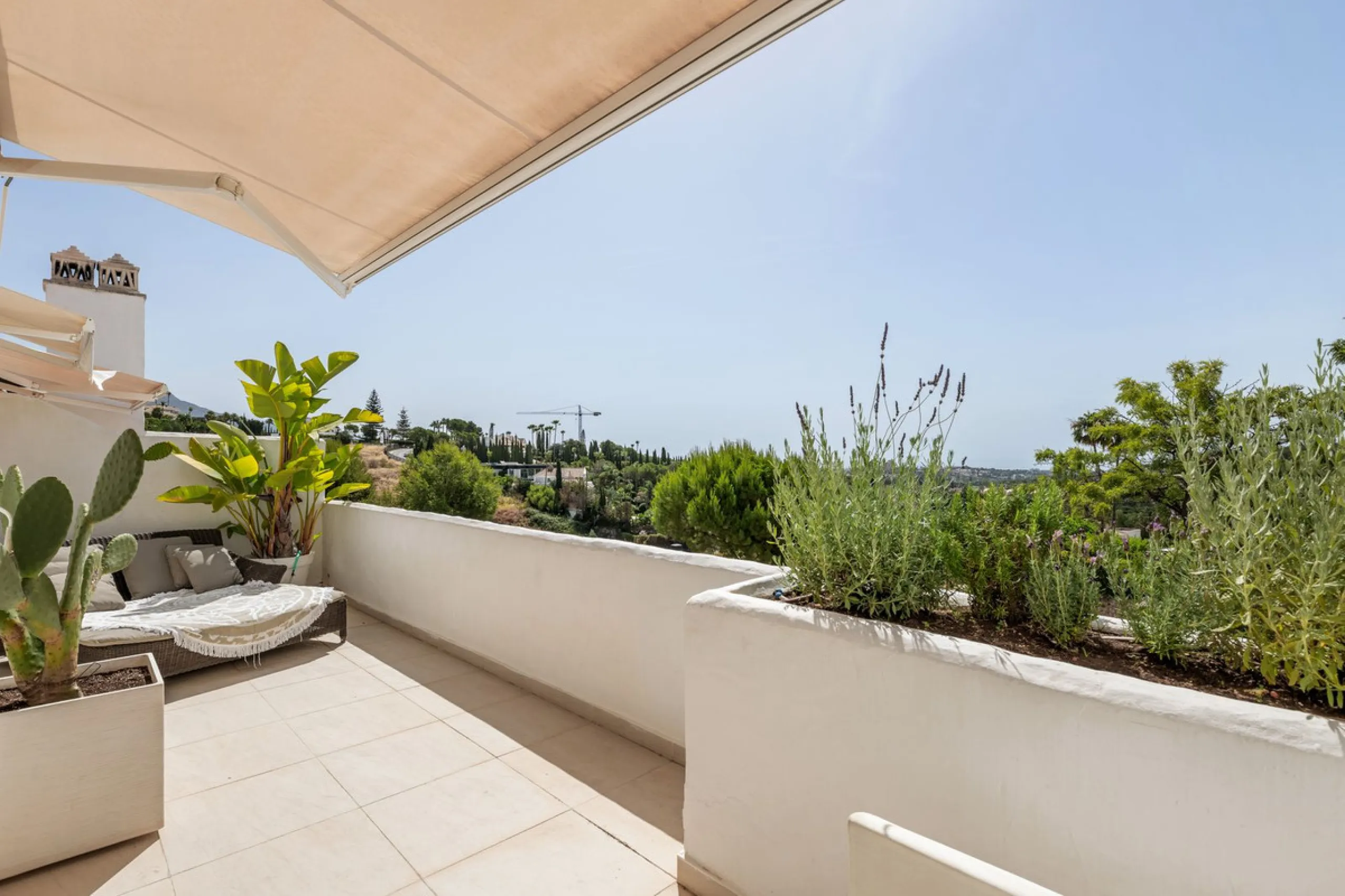 Situated in a quiet residential area of Nueva Andalucia's Golf Valley, this luxurious and sought-after gated development offers immaculate grounds, a large communal pool and a superb Southerly orientation as well as stunning panoramic sea views.