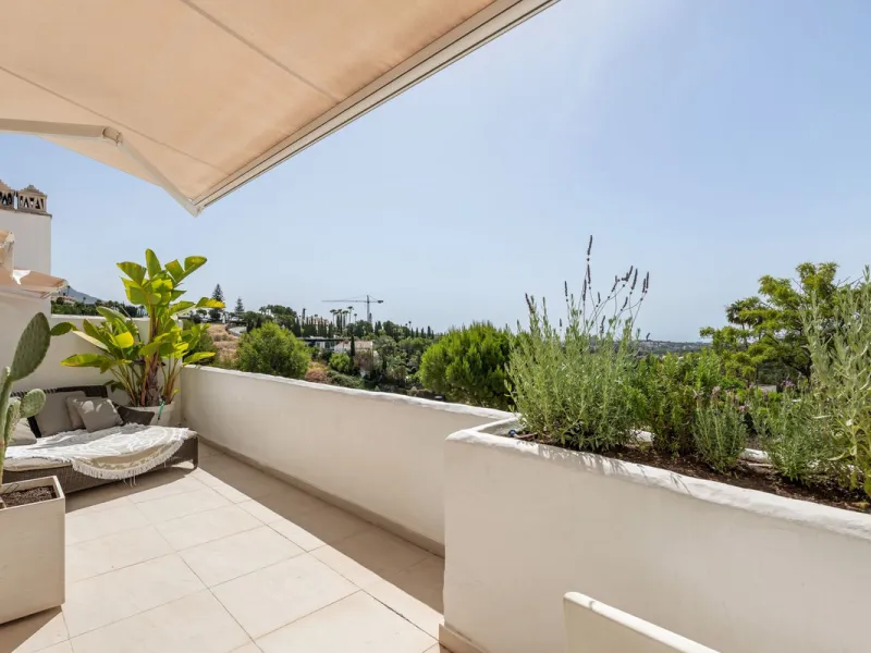 Situated in a quiet residential area of Nueva Andalucia's Golf Valley, this luxurious and sought-after gated development offers immaculate grounds, a large communal pool and a superb Southerly orientation as well as stunning panoramic sea views.