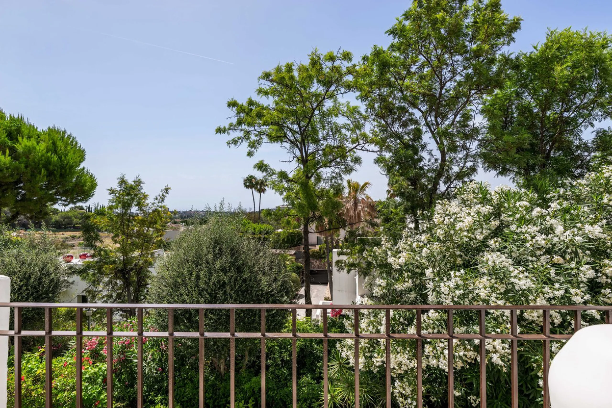 Situated in a quiet residential area of Nueva Andalucia's Golf Valley, this luxurious and sought-after gated development offers immaculate grounds, a large communal pool and a superb Southerly orientation as well as stunning panoramic sea views.