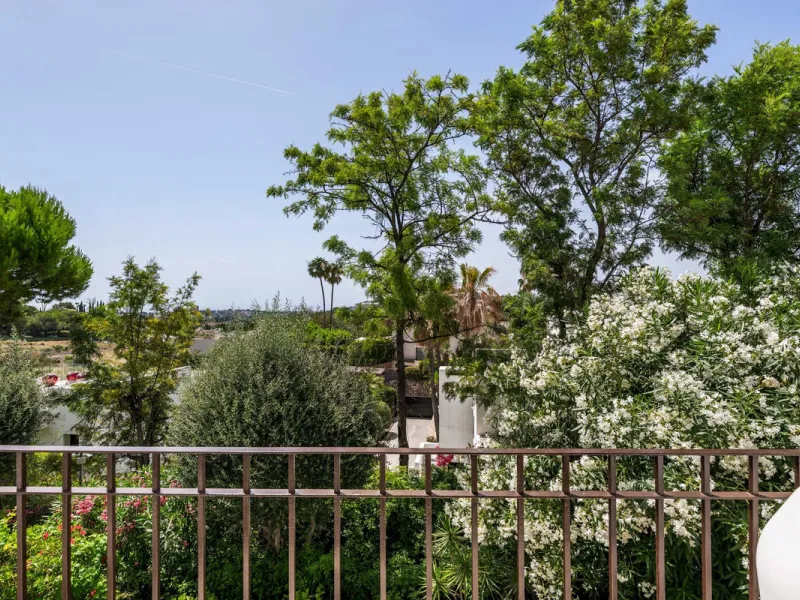 Situated in a quiet residential area of Nueva Andalucia's Golf Valley, this luxurious and sought-after gated development offers immaculate grounds, a large communal pool and a superb Southerly orientation as well as stunning panoramic sea views.