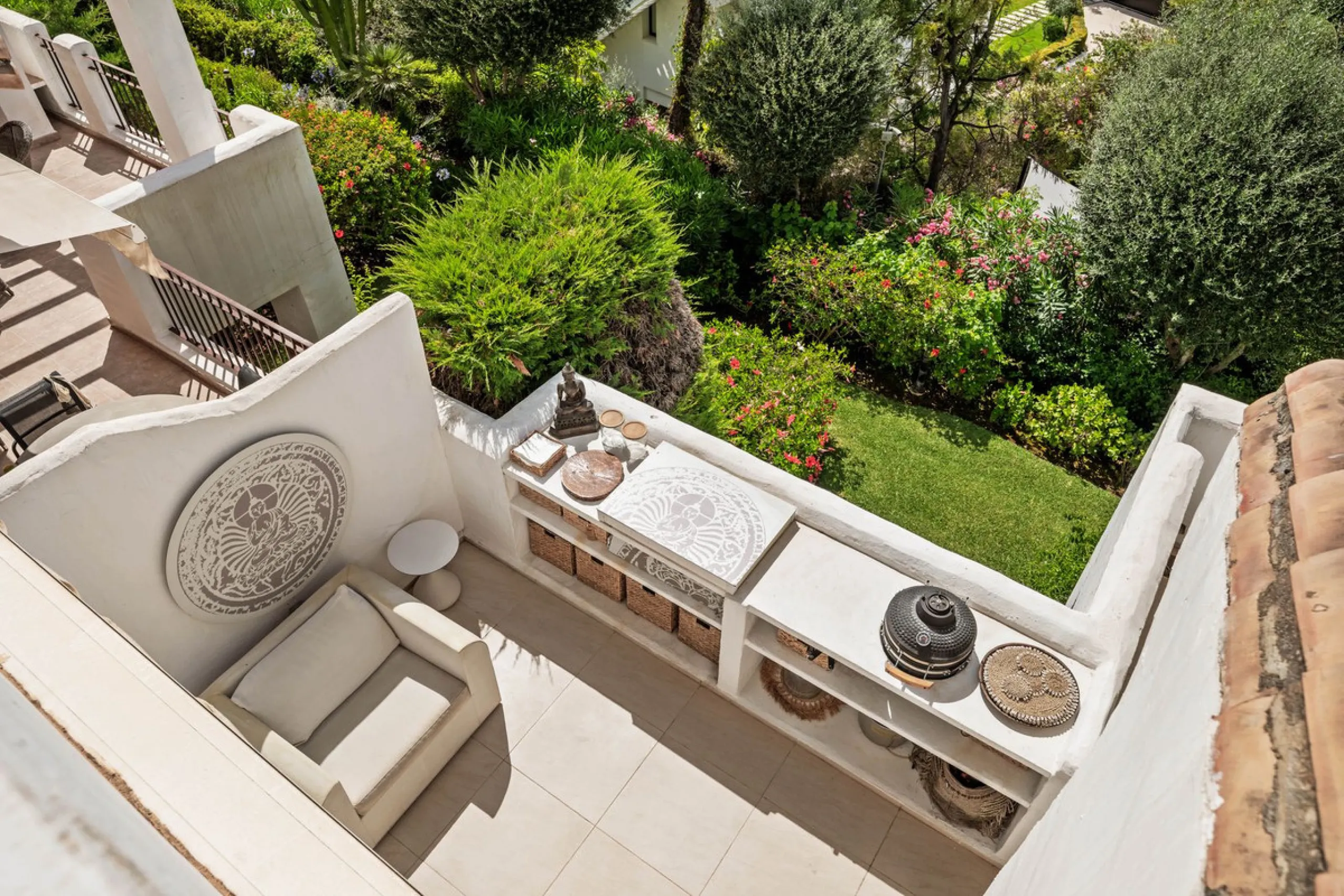 Situated in a quiet residential area of Nueva Andalucia's Golf Valley, this luxurious and sought-after gated development offers immaculate grounds, a large communal pool and a superb Southerly orientation as well as stunning panoramic sea views.