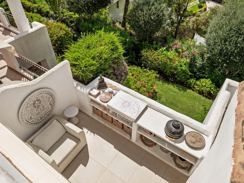 Situated in a quiet residential area of Nueva Andalucia's Golf Valley, this luxurious and sought-after gated development offers immaculate grounds, a large communal pool and a superb Southerly orientation as well as stunning panoramic sea views.