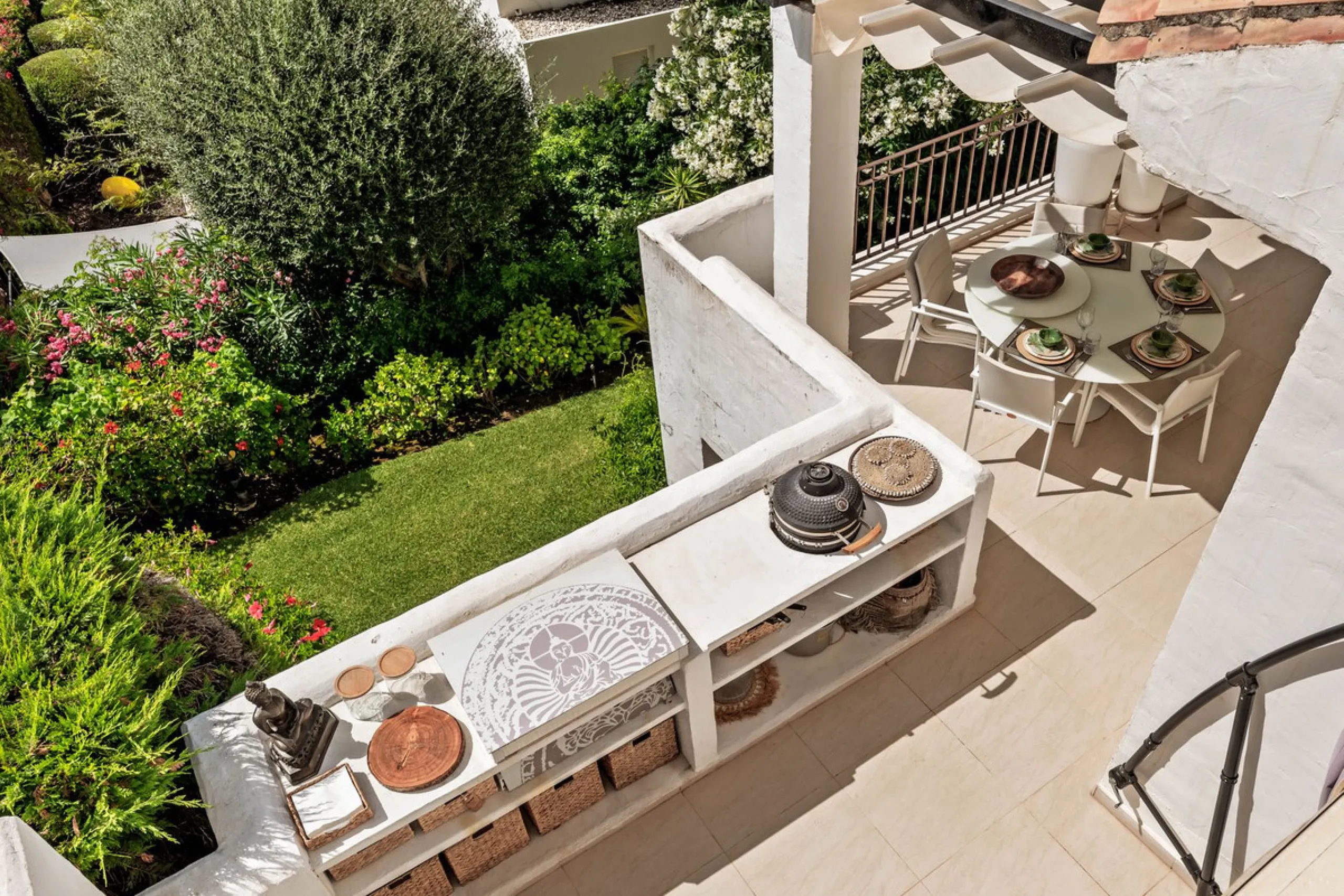 Situated in a quiet residential area of Nueva Andalucia's Golf Valley, this luxurious and sought-after gated development offers immaculate grounds, a large communal pool and a superb Southerly orientation as well as stunning panoramic sea views.