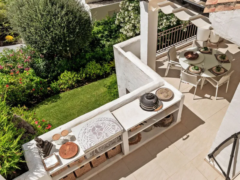 Situated in a quiet residential area of Nueva Andalucia's Golf Valley, this luxurious and sought-after gated development offers immaculate grounds, a large communal pool and a superb Southerly orientation as well as stunning panoramic sea views.