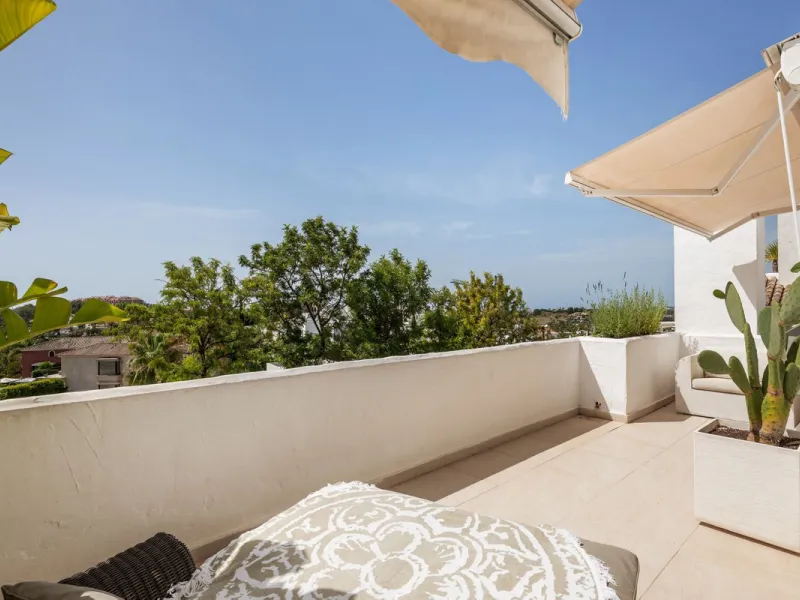 Situated in a quiet residential area of Nueva Andalucia's Golf Valley, this luxurious and sought-after gated development offers immaculate grounds, a large communal pool and a superb Southerly orientation as well as stunning panoramic sea views.