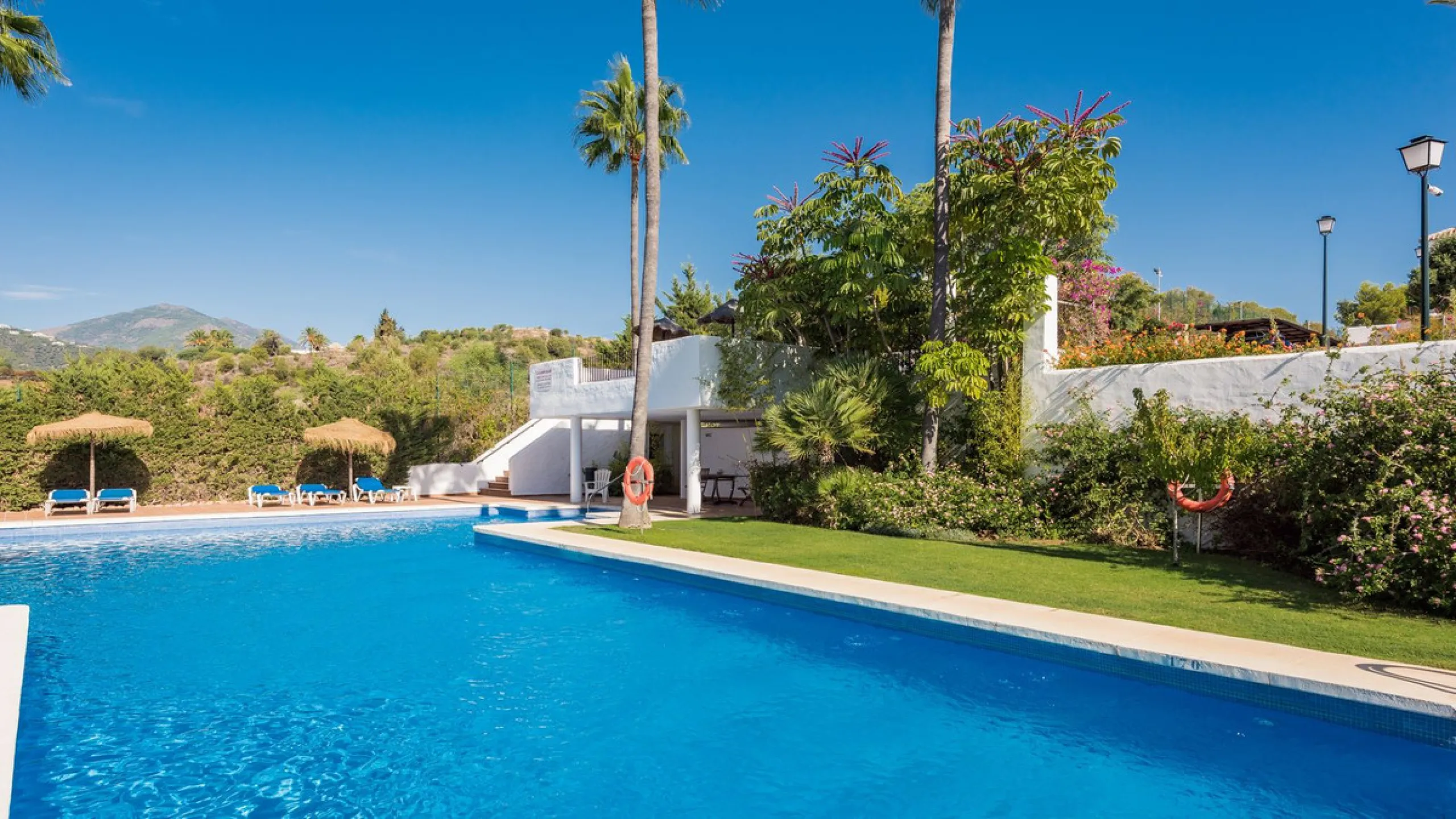 Situated in a quiet residential area of Nueva Andalucia's Golf Valley, this luxurious and sought-after gated development offers immaculate grounds, a large communal pool and a superb Southerly orientation as well as stunning panoramic sea views.