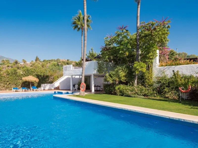 Situated in a quiet residential area of Nueva Andalucia's Golf Valley, this luxurious and sought-after gated development offers immaculate grounds, a large communal pool and a superb Southerly orientation as well as stunning panoramic sea views.