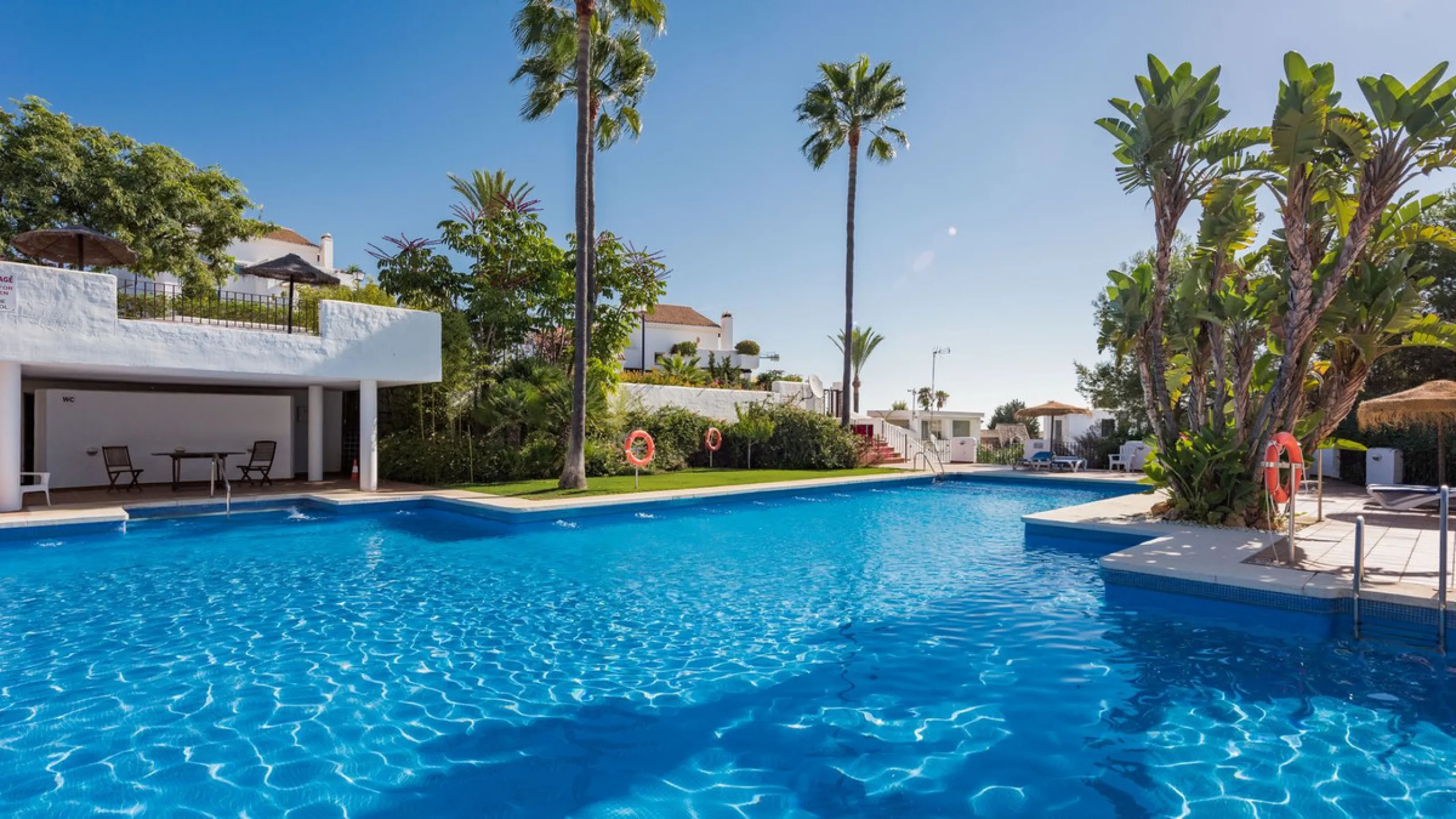 Situated in a quiet residential area of Nueva Andalucia's Golf Valley, this luxurious and sought-after gated development offers immaculate grounds, a large communal pool and a superb Southerly orientation as well as stunning panoramic sea views.