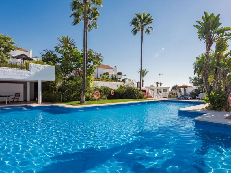 Situated in a quiet residential area of Nueva Andalucia's Golf Valley, this luxurious and sought-after gated development offers immaculate grounds, a large communal pool and a superb Southerly orientation as well as stunning panoramic sea views.