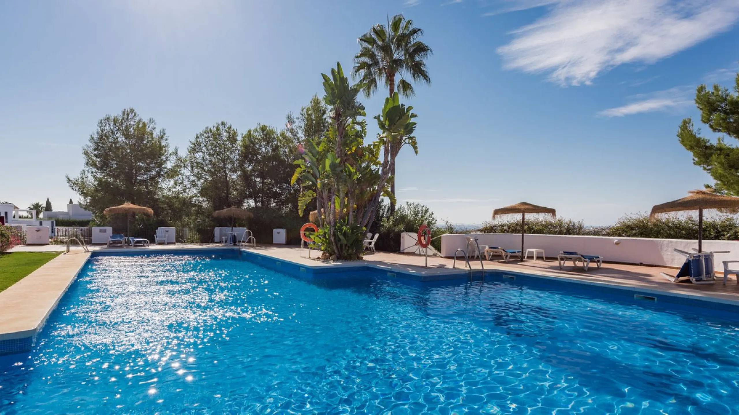 Situated in a quiet residential area of Nueva Andalucia's Golf Valley, this luxurious and sought-after gated development offers immaculate grounds, a large communal pool and a superb Southerly orientation as well as stunning panoramic sea views.