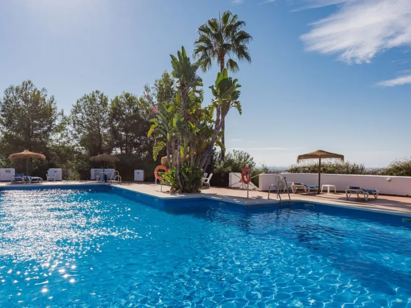Situated in a quiet residential area of Nueva Andalucia's Golf Valley, this luxurious and sought-after gated development offers immaculate grounds, a large communal pool and a superb Southerly orientation as well as stunning panoramic sea views.