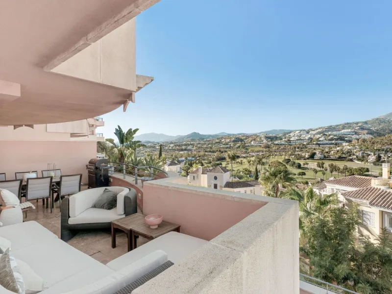Set within the emblematic community of Magna Marbella, this stunning first floor apartment offers panoramic views to Naranjos Golf and the mountains beyond.
