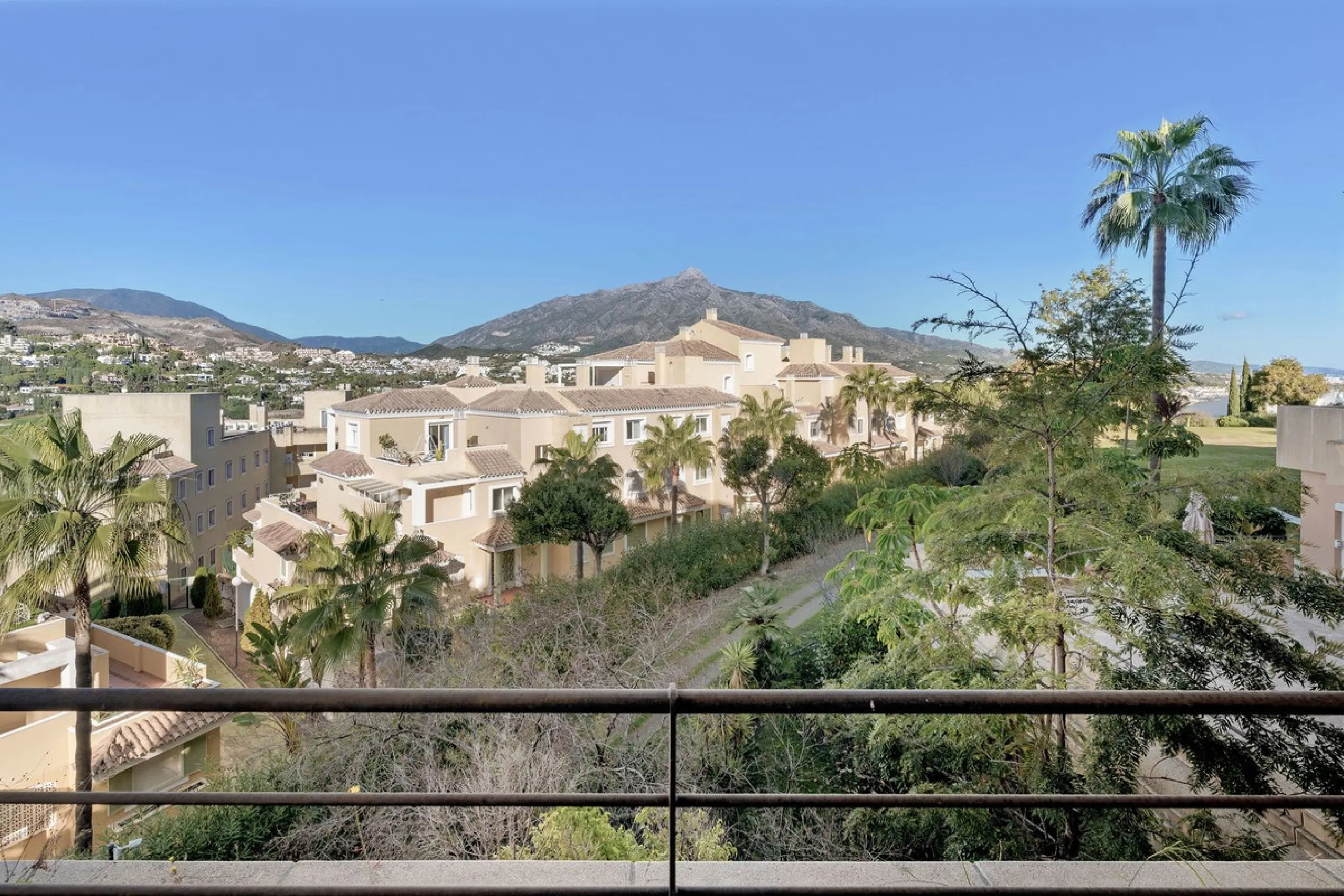 Апартамент средний этаж, Nueva Andalucía, Costa del Sol