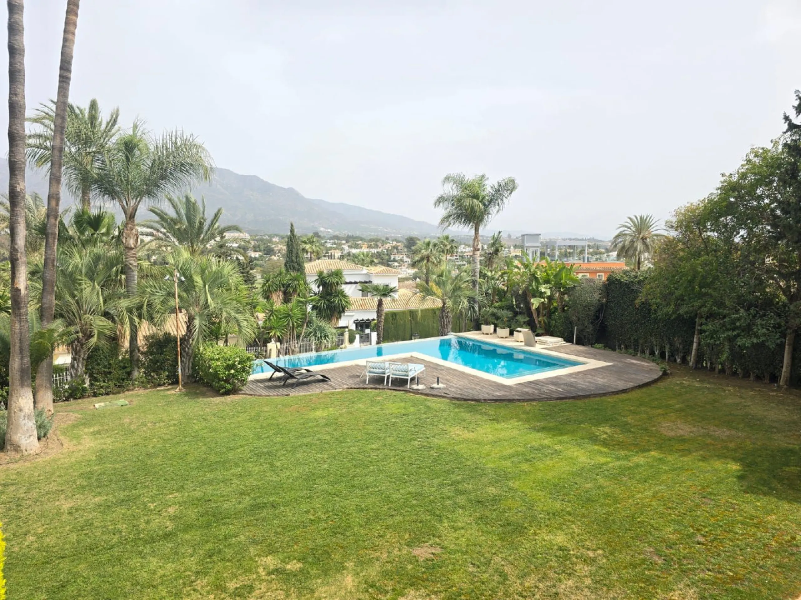 This charming villa is located in Las Brisas, it rests on a large plot with views of La Concha, the property is distributed over three floors, on the main floor the hall leads to the living room, the open kitchen will allow you to enjoy with family and fr