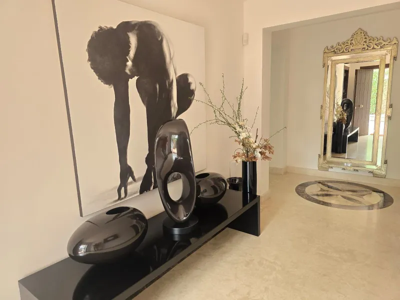 This charming villa is located in Las Brisas, it rests on a large plot with views of La Concha, the property is distributed over three floors, on the main floor the hall leads to the living room, the open kitchen will allow you to enjoy with family and fr