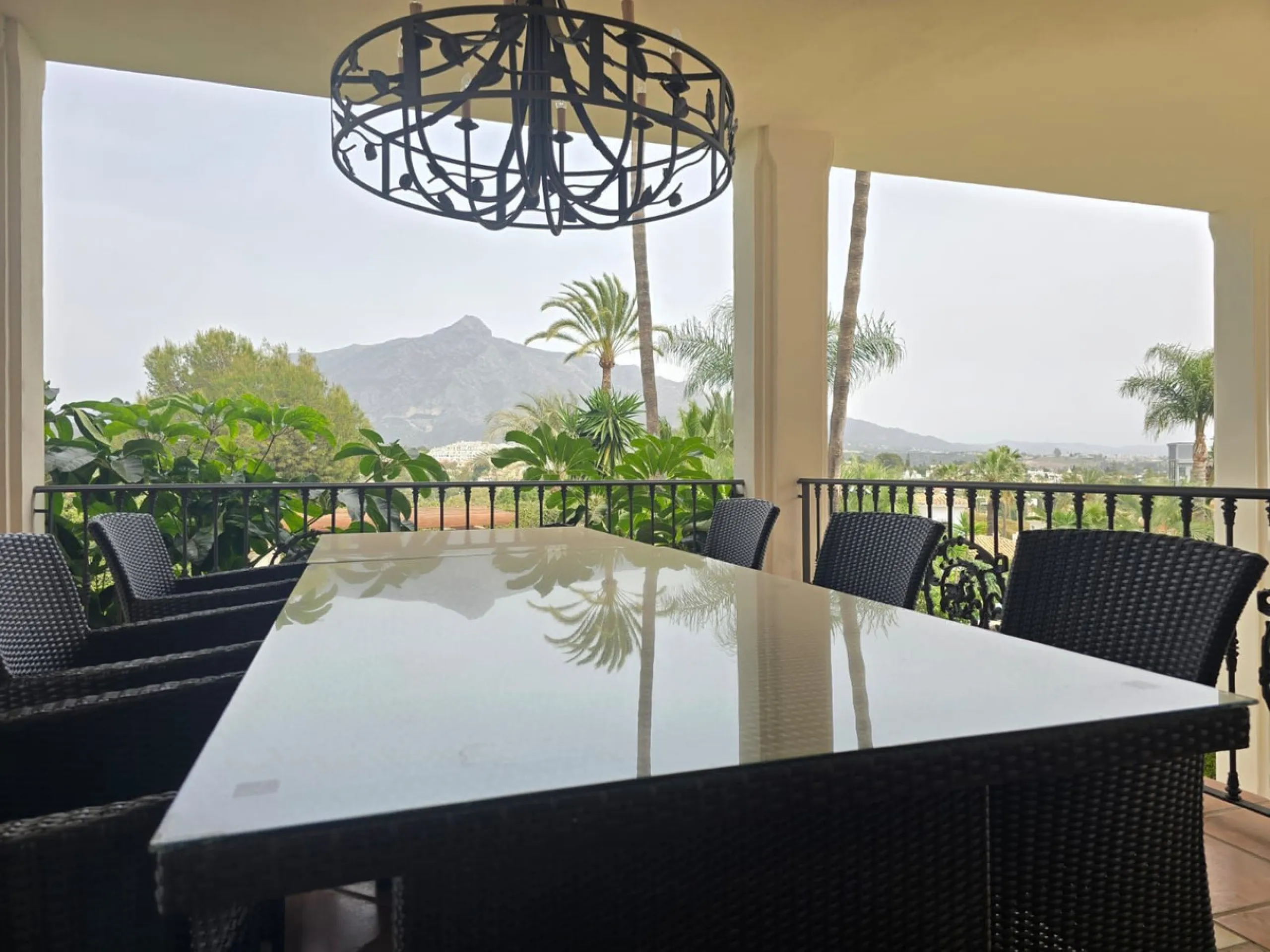 This charming villa is located in Las Brisas, it rests on a large plot with views of La Concha, the property is distributed over three floors, on the main floor the hall leads to the living room, the open kitchen will allow you to enjoy with family and fr