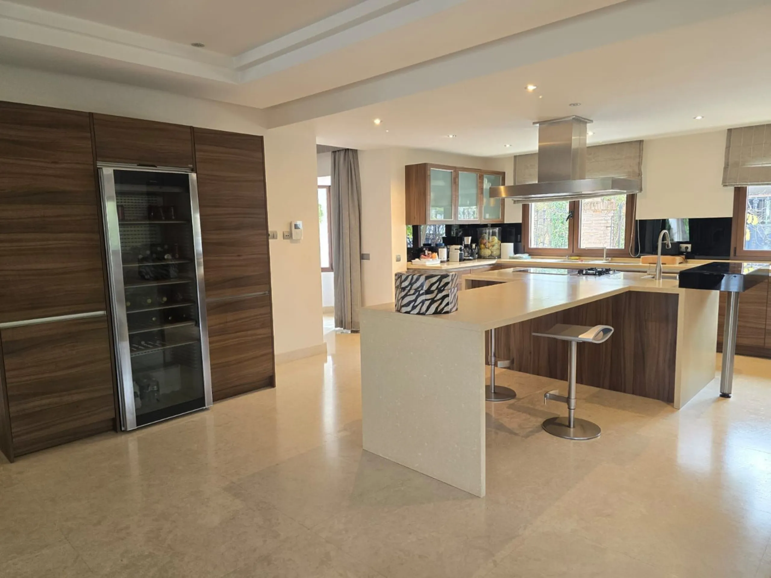 This charming villa is located in Las Brisas, it rests on a large plot with views of La Concha, the property is distributed over three floors, on the main floor the hall leads to the living room, the open kitchen will allow you to enjoy with family and fr