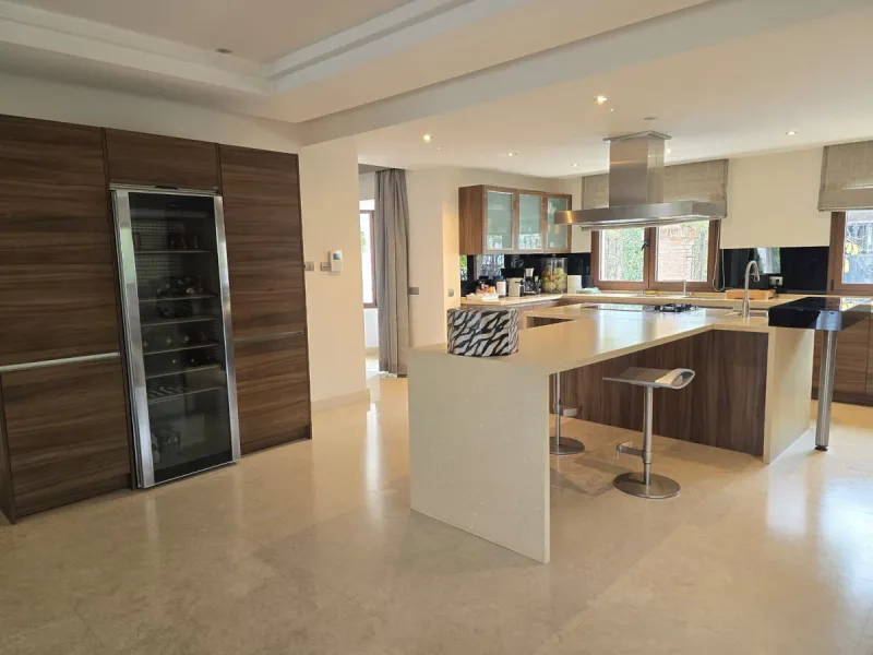 This charming villa is located in Las Brisas, it rests on a large plot with views of La Concha, the property is distributed over three floors, on the main floor the hall leads to the living room, the open kitchen will allow you to enjoy with family and fr