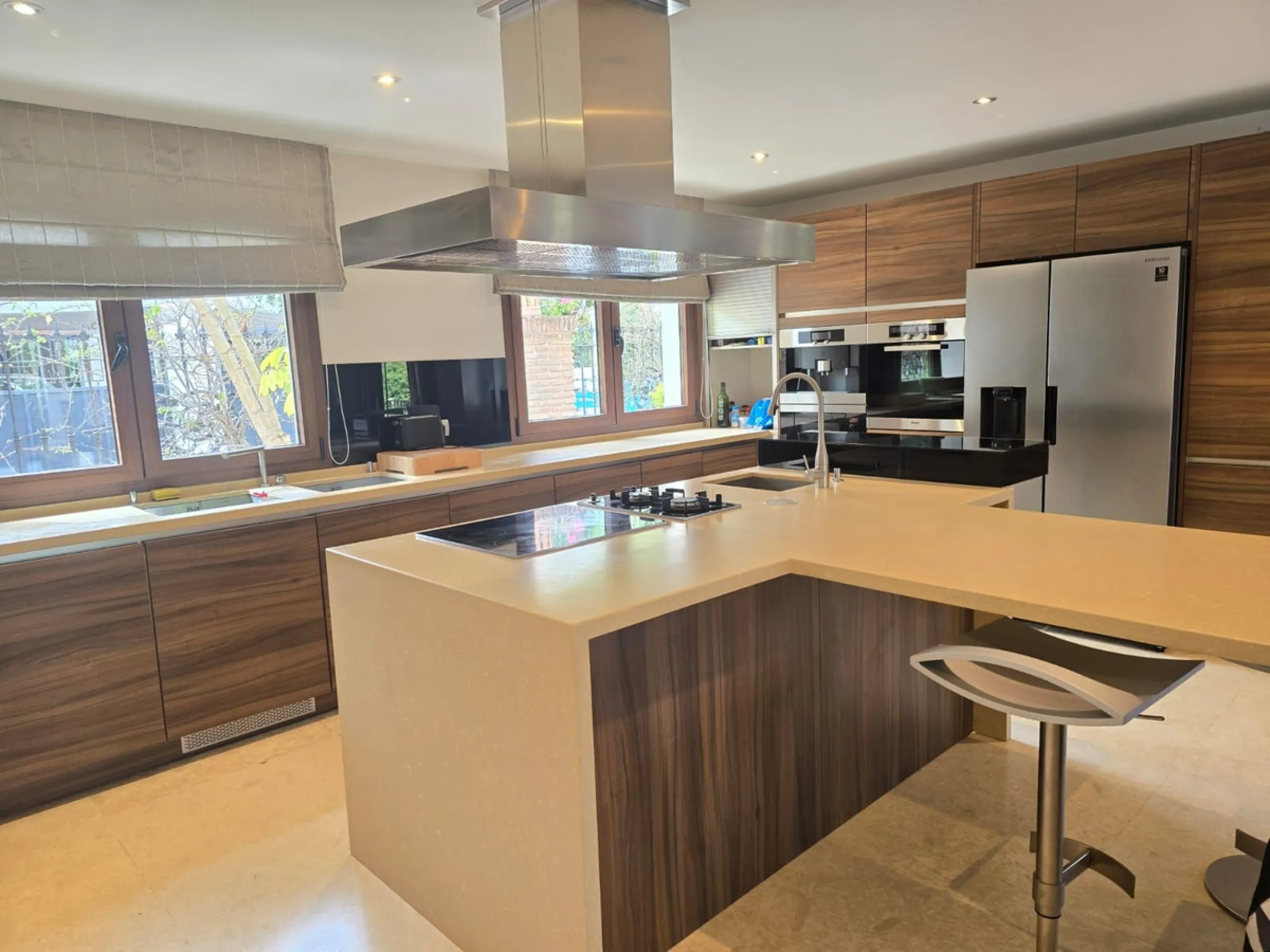 This charming villa is located in Las Brisas, it rests on a large plot with views of La Concha, the property is distributed over three floors, on the main floor the hall leads to the living room, the open kitchen will allow you to enjoy with family and fr