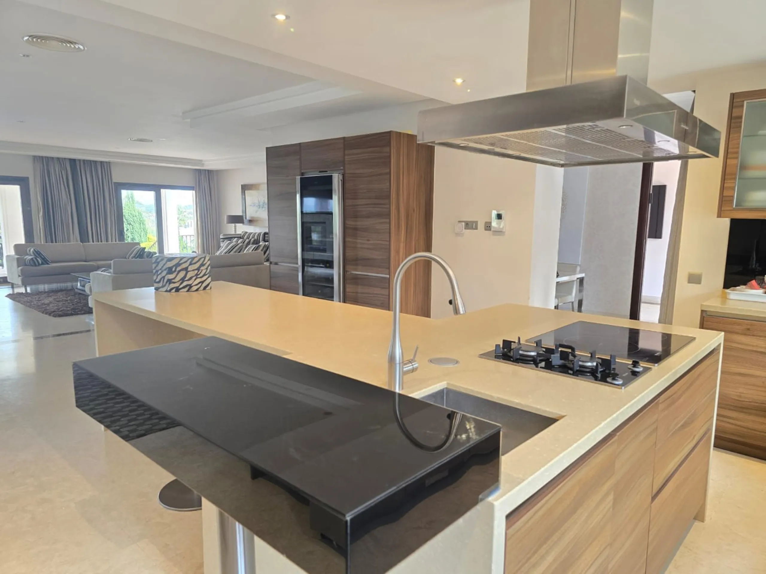 This charming villa is located in Las Brisas, it rests on a large plot with views of La Concha, the property is distributed over three floors, on the main floor the hall leads to the living room, the open kitchen will allow you to enjoy with family and fr