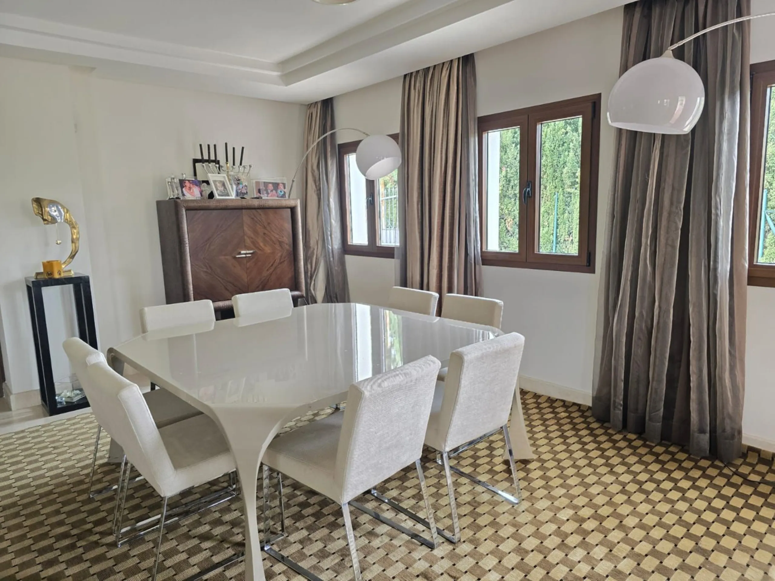 This charming villa is located in Las Brisas, it rests on a large plot with views of La Concha, the property is distributed over three floors, on the main floor the hall leads to the living room, the open kitchen will allow you to enjoy with family and fr