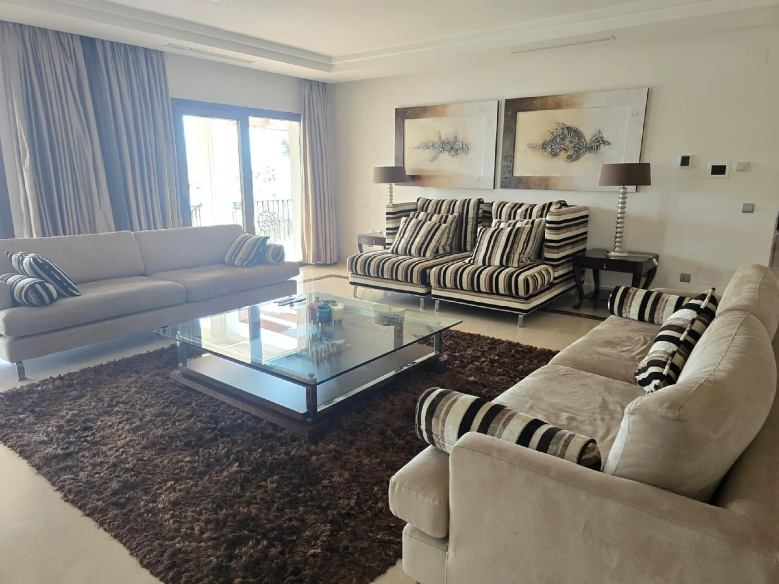 This charming villa is located in Las Brisas, it rests on a large plot with views of La Concha, the property is distributed over three floors, on the main floor the hall leads to the living room, the open kitchen will allow you to enjoy with family and fr
