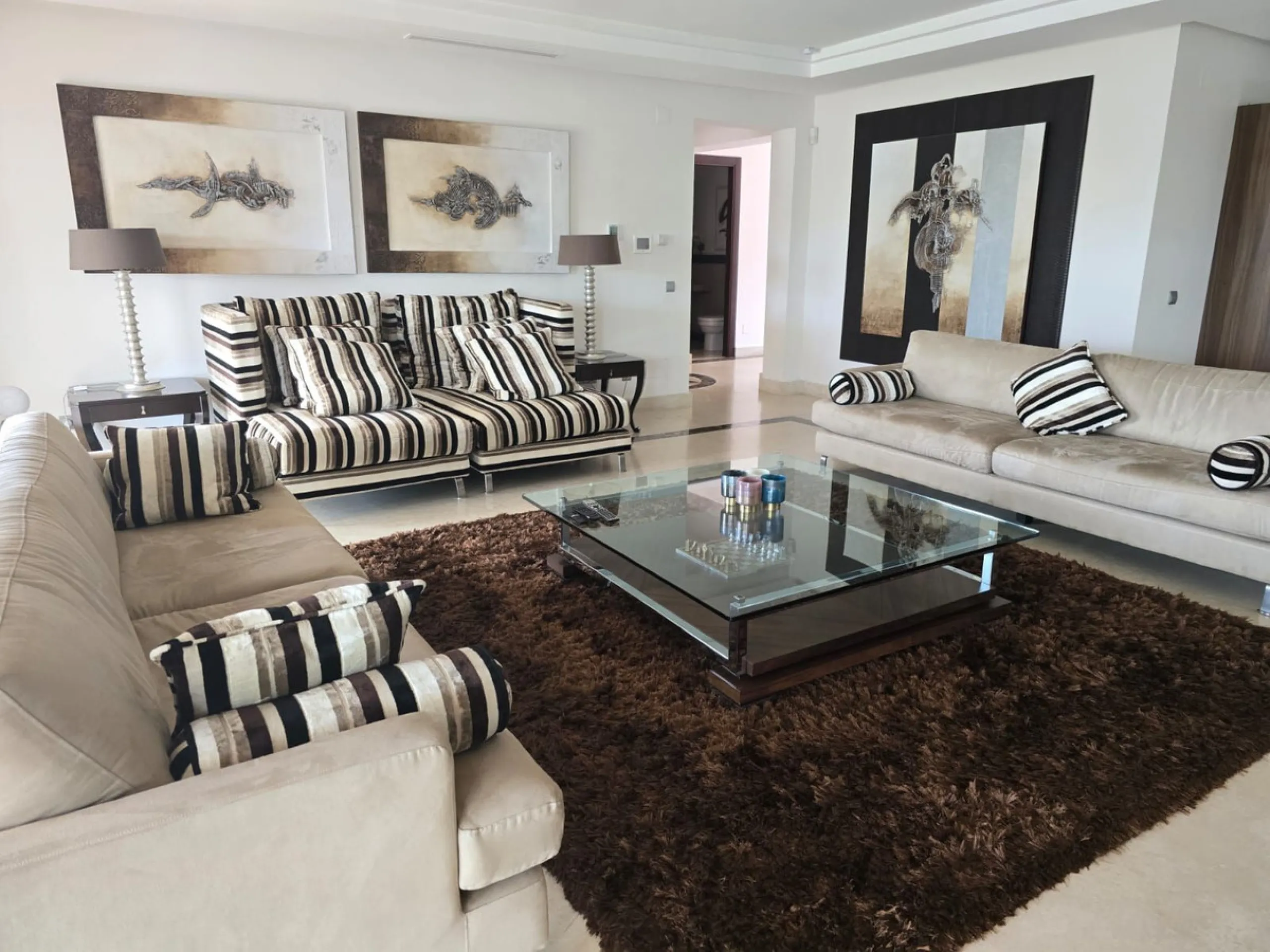 This charming villa is located in Las Brisas, it rests on a large plot with views of La Concha, the property is distributed over three floors, on the main floor the hall leads to the living room, the open kitchen will allow you to enjoy with family and fr